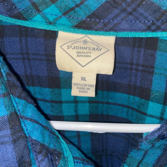 Women’s St John’s Bay Button Down Top. Very good condition, like new. - Picture 3 of 3